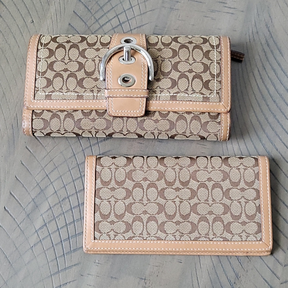Signature Coach wallet w/ checkbook cover